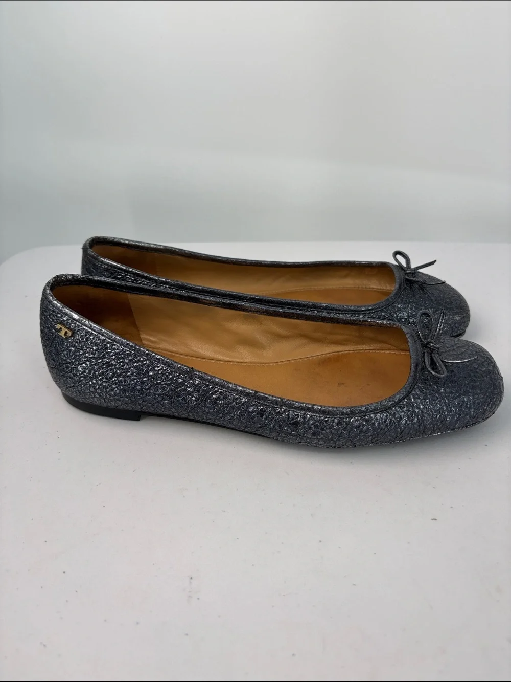🥡 Tory Burch crinkle leather Charcoal Metallic Ballet Flats with Bow Accent